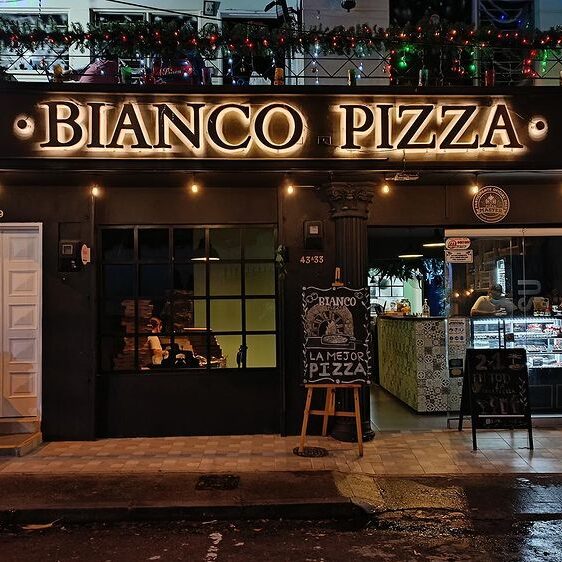 Bianco pizza e1655184617325 ¿Cuál es la mejor pizza en Medellín? [2023]