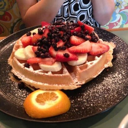 fruit waffle yummy e1669001840878 Mejores restaurantes de Sarasota, Florida [2023]